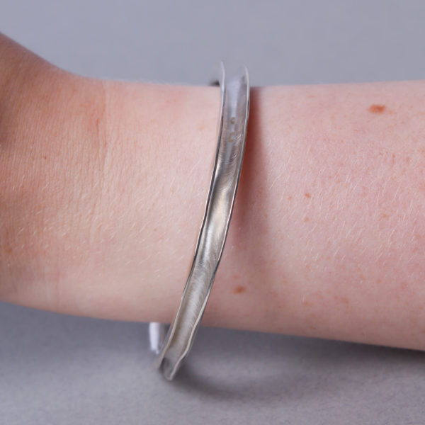 Wide silver forged bangle - Image 3